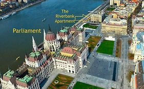 Riverbank Apartment At Parliament